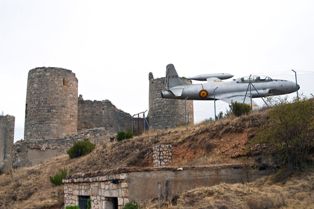 Castle with flight monument *